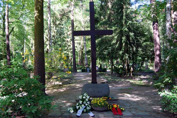 Bild vergr&ouml;&szlig;ern: Gedenkkreuz f&uuml;r die gefallenen Soldaten auf dem Waldfriedhof