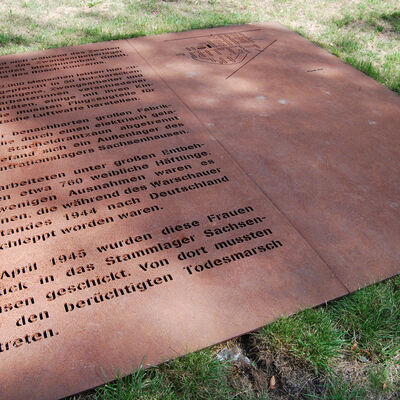 Bild vergr&ouml;&szlig;ern: Ort der Erinnerung - Cortenstahlplatte mit Inschrift auf Rasenfl&auml;che