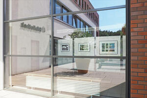 Blick durchs Fenster auf eine Ausstellung