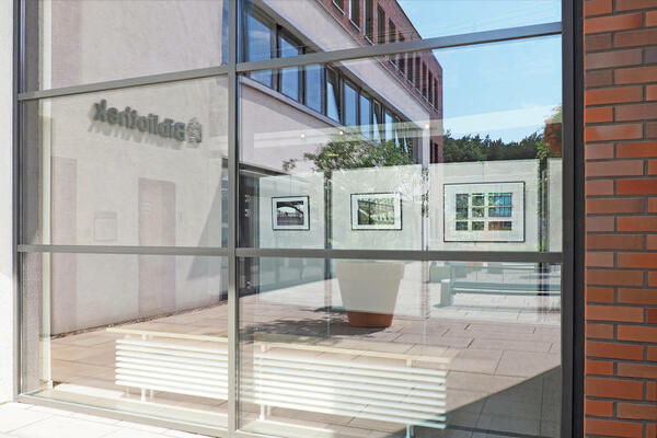 Bild vergr&ouml;&szlig;ern: Blick durchs Fenster auf eine Ausstellung